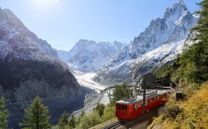 Le train du Montenvers avec vue sur la Mer de Glace