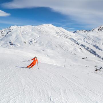 Skieur alpin de l'ESF sur une large piste