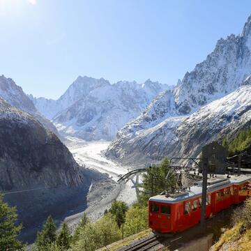 Le train du Montenvers avec vue sur la Mer de Glace