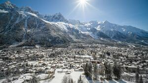 Village de Chamonix Mont Blanc entouré de montagnes enneigées 