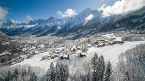 Vue imprenable sur une chaîne de montagnes enneigées