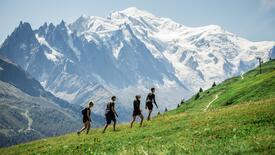 Groupe de randonneurs sur un chemin de crête