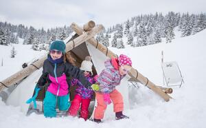 Enfants qui jouent dans la neige