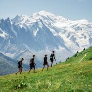 Groupe de randonneurs sur un chemin de crête