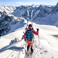 Skieur de randonnée sur un plateau enneigé