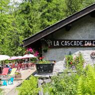 Chalet buvette La Cascade du Dard en plein été