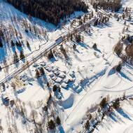 Village dans la vallée vu du ciel