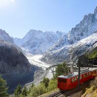 Le train du Montenvers avec vue sur la Mer de Glace