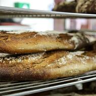 Des baguettes de pain sur une grille