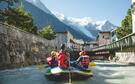 Groupe faisant du rafting sur une rivière