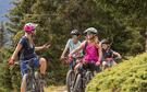 Groupe de cyclistes guidés par une professeure